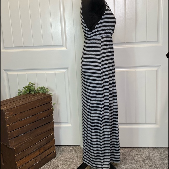 Beautiful Plunging Neckline comfortable Maxi Dress - Picture 4 of 10